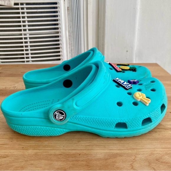 Crocs M5/W7 Classic Clog with permanent Jibbitz and 2 extra - Picture 9 of 14